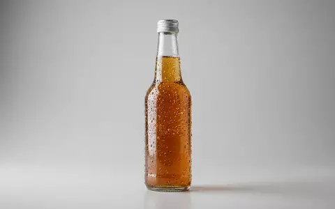 Fotorealistische Studioaufnahme von Eisteegetränk zum Thema Lipton Sparkling, ISIN US7134481081, klare Lichtfuehrung - Foto: THN