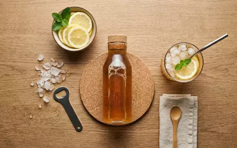 Flatlay-Arrangement rund um Eisteegetränk zum Thema Lipton Sparkling, ISIN US7134481081, weiches Oberlicht - Foto: THN