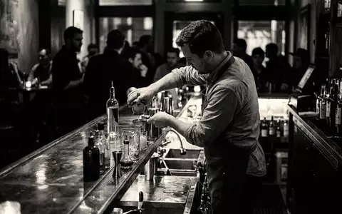 Schwarzweiss-Reportage mit Wodkaflasche zum Thema Absolut Vodka, ISIN FR0000120693, hoher Kontrast, sachlich dargestellt - Foto: THN