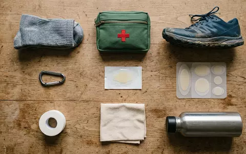Flatlay-Arrangement rund um Blasenpflaster zum Thema Compeed Blasenpflaster, ISIN IE00BGH1M568, weiches Oberlicht - Foto: THN
