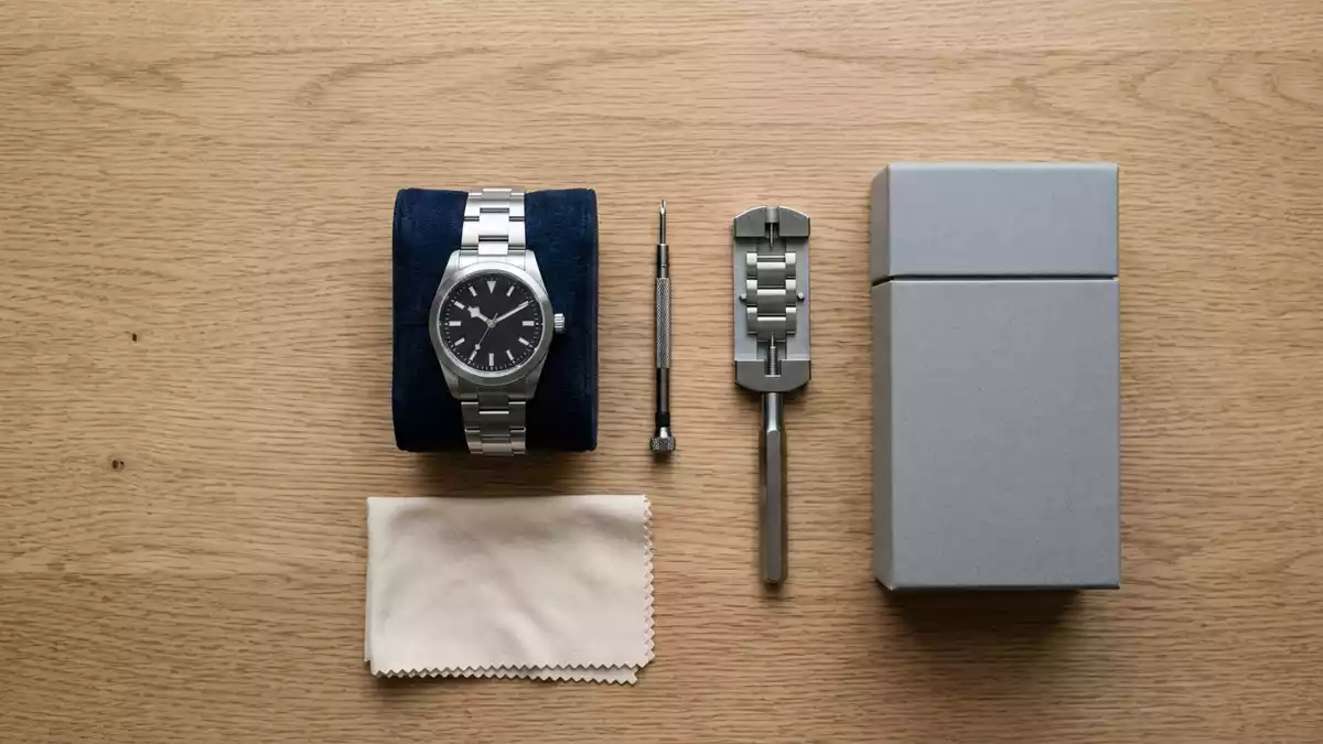 Flatlay-Arrangement rund um Armbanduhr mit passenden Requisiten von oben, neutral