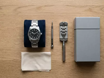 Flatlay-Arrangement rund um Armbanduhr zum Thema Tommy Hilfiger Uhr, ISIN US6245801062, weiches Oberlicht - Foto: THN