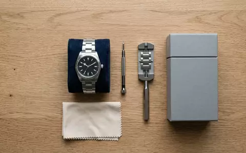 Flatlay-Arrangement rund um Armbanduhr zum Thema Tommy Hilfiger Uhr, ISIN US6245801062, weiches Oberlicht - Foto: THN