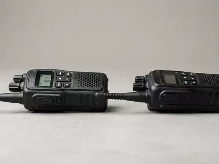 Fotorealistische Studioaufnahme von Funkgeräte zum Thema Motorola Funkgeräte, ISIN US6200763075, klare Lichtfuehrung - Foto: THN