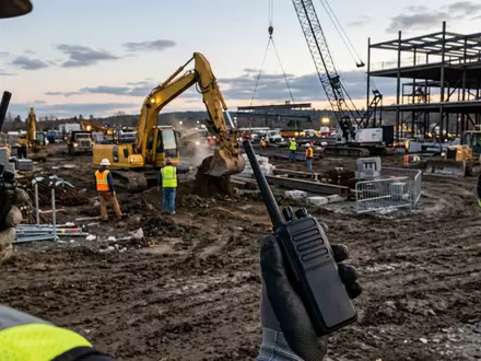 Fotorealistische Aufnahme von Funkgeräte auf der Baustelle zum Thema Motorola Funkgeräte, ISIN US6200763075, natuerliches Licht - Foto: THN