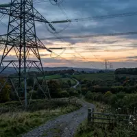 Fotorealistische Aufnahme von Stromleitungsmast im Stromnetz zum Thema National Grid, ISIN GB00BDR05C01, natuerliches Licht - Foto: THN