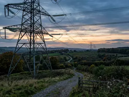 Fotorealistische Aufnahme von Stromleitungsmast im Stromnetz zum Thema National Grid, ISIN GB00BDR05C01, natuerliches Licht - Foto: THN
