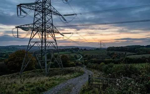 Fotorealistische Aufnahme von Stromleitungsmast im Stromnetz zum Thema National Grid, ISIN GB00BDR05C01, natuerliches Licht - Foto: THN