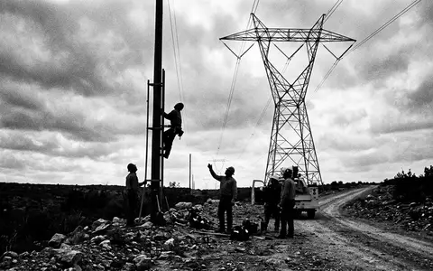 Schwarzweiss-Reportage mit Stromleitungsmast zum Thema National Grid, ISIN GB00BDR05C01, hoher Kontrast, sachlich dargestellt - Foto: THN