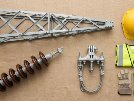 Flatlay-Arrangement rund um Stromleitungsmast zum Thema National Grid, ISIN GB00BDR05C01, weiches Oberlicht - Foto: THN
