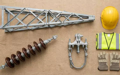 Flatlay-Arrangement rund um Stromleitungsmast zum Thema National Grid, ISIN GB00BDR05C01, weiches Oberlicht - Foto: THN