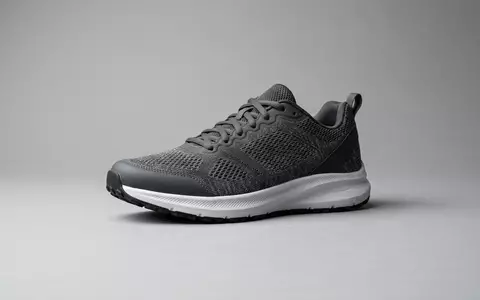 Fotorealistische Studioaufnahme von Laufschuh zum Thema Nike Air Max 90, ISIN US6541061031, klare Lichtfuehrung - Foto: THN