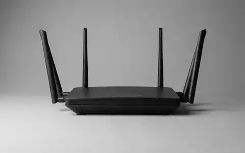 Fotorealistische Studioaufnahme von WLAN-Router zum Thema Netgear Nighthawk Router, ISIN US64111Q1040, klare Lichtfuehrung - Foto: THN