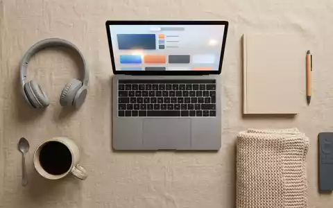Flatlay-Arrangement rund um Streaming-Laptop zum Thema Netflix Abo, ISIN US64110L1061, weiches Oberlicht - Foto: THN