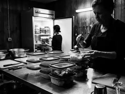 Schwarzweiss-Reportage mit Vorratsdosen zum Thema Rubbermaid Vorratsdosen, ISIN US6512291062, hoher Kontrast, sachlich dargestellt - Foto: THN