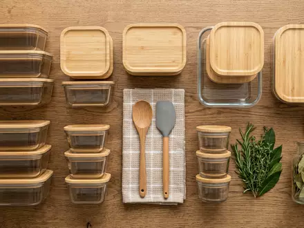 Flatlay-Arrangement rund um Vorratsdosen zum Thema Rubbermaid Vorratsdosen, ISIN US6512291062, weiches Oberlicht - Foto: THN