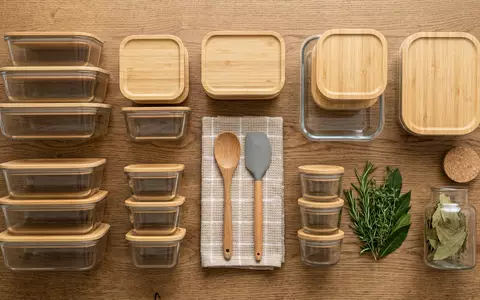 Flatlay-Arrangement rund um Vorratsdosen zum Thema Rubbermaid Vorratsdosen, ISIN US6512291062, weiches Oberlicht - Foto: THN