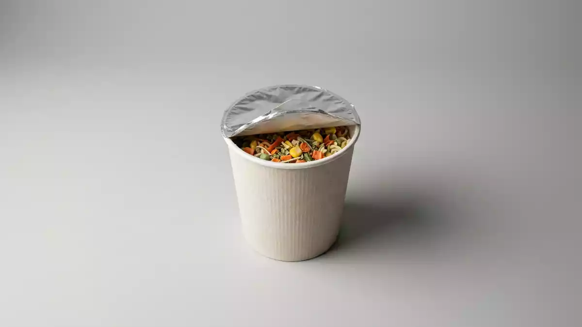 Fotorealistische Studioansicht von Instant-Suppenbecher in neutraler Produktdarstellung