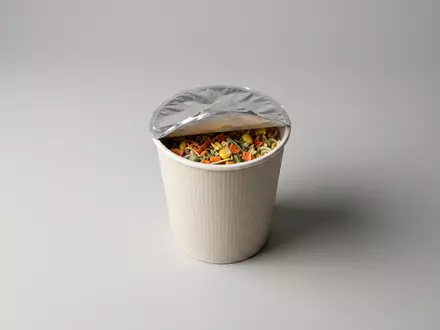 Fotorealistische Studioaufnahme von Instant-Suppenbecher zum Thema Maggi 5 Minuten Terrine, ISIN CH0038863350, klare Lichtfuehrung - Foto: THN