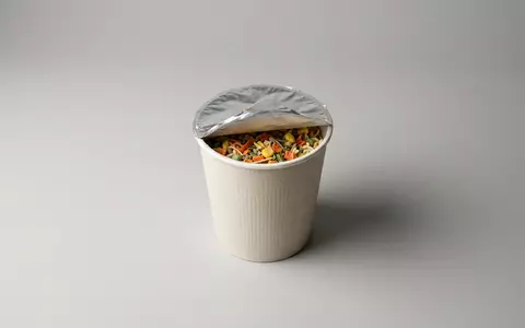 Fotorealistische Studioaufnahme von Instant-Suppenbecher zum Thema Maggi 5 Minuten Terrine, ISIN CH0038863350, klare Lichtfuehrung - Foto: THN