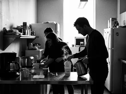 Schwarzweiss-Reportage mit Instant-Suppenbecher zum Thema Maggi 5 Minuten Terrine, ISIN CH0038863350, hoher Kontrast - Foto: THN