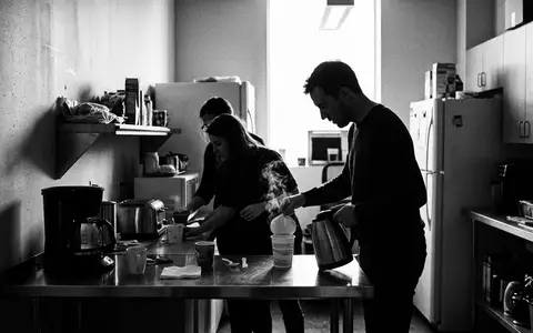 Schwarzweiss-Reportage mit Instant-Suppenbecher zum Thema Maggi 5 Minuten Terrine, ISIN CH0038863350, hoher Kontrast - Foto: THN