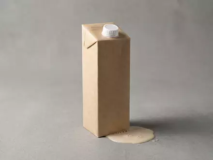 Fotorealistische Studioaufnahme von Haferdrink zum Thema Oatly Barista, ISIN US67421J1088, klare Lichtfuehrung - Foto: THN