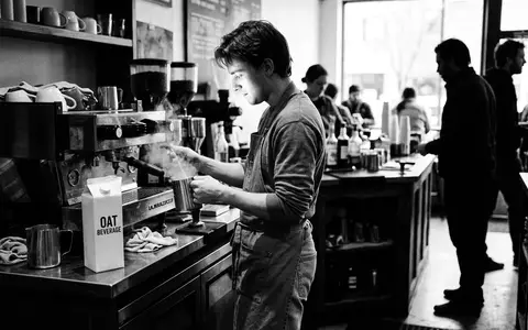 Schwarzweiss-Reportage mit Haferdrink zum Thema Oatly Barista, ISIN US67421J1088, hoher Kontrast, sachlich dargestellt - Foto: THN