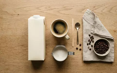 Flatlay-Arrangement rund um Haferdrink zum Thema Oatly Barista, ISIN US67421J1088, weiches Oberlicht - Foto: THN