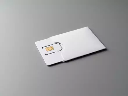Fotorealistische Studioaufnahme von Reise-SIM-Karte zum Thema Orange Holiday Sim, ISIN FR0000133308, klare Lichtfuehrung - Foto: THN