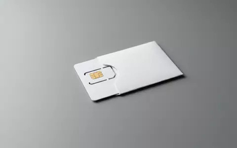 Fotorealistische Studioaufnahme von Reise-SIM-Karte zum Thema Orange Holiday Sim, ISIN FR0000133308, klare Lichtfuehrung - Foto: THN