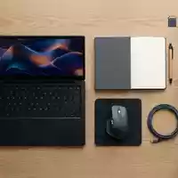 Flatlay-Arrangement rund um Entwicklungs-Laptop zum Thema Java Download, ISIN US68389X1054, weiches Oberlicht - Foto: THN