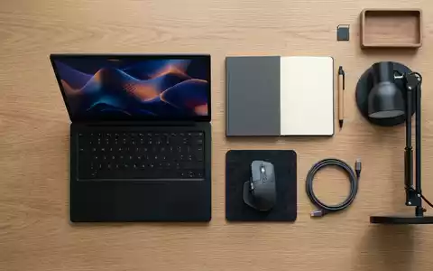 Flatlay-Arrangement rund um Entwicklungs-Laptop zum Thema Java Download, ISIN US68389X1054, weiches Oberlicht - Foto: THN