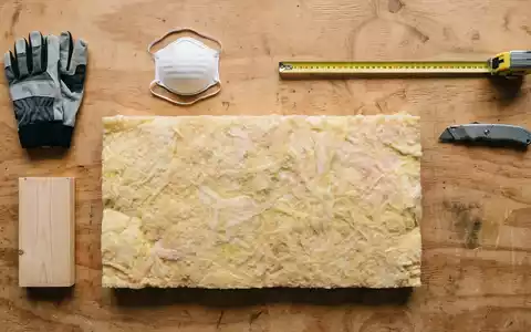 Flatlay-Arrangement rund um Dämmplatte zum Thema Owens Corning Dämmung, ISIN US6907421019, weiches Oberlicht - Foto: THN