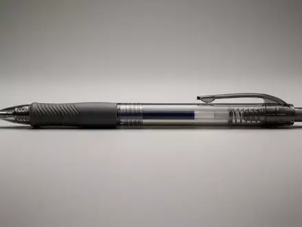 Fotorealistische Studioaufnahme von Tintenroller zum Thema Pilot Frixion, ISIN JP3782000003, klare Lichtfuehrung - Foto: THN