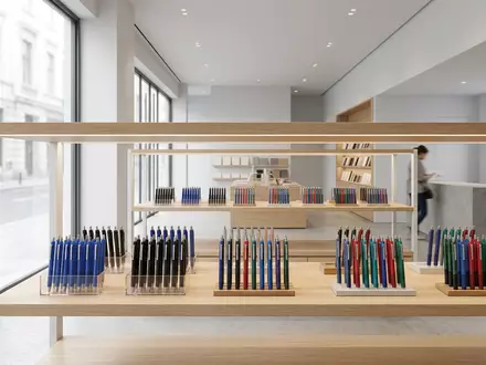Architektur-Render im Schreibwarenhandel mit Tintenroller zum Thema Pilot Frixion, ISIN JP3782000003, neutrales Tageslicht - Foto: THN