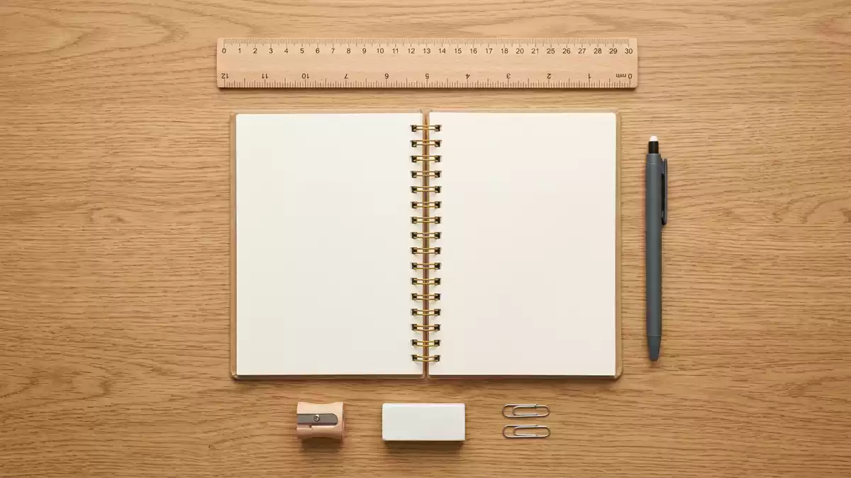 Flatlay-Arrangement rund um Tintenroller mit passenden Requisiten von oben, neutral