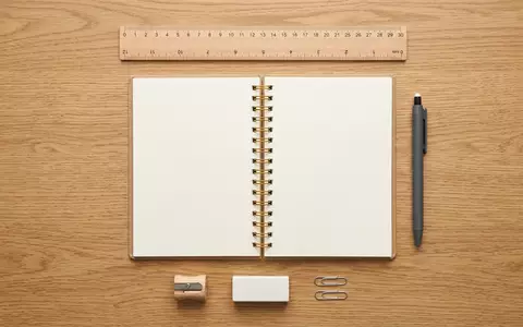 Flatlay-Arrangement rund um Tintenroller zum Thema Pilot Frixion, ISIN JP3782000003, weiches Oberlicht - Foto: THN