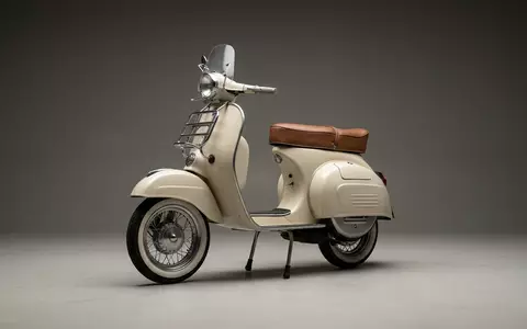 Fotorealistische Studioaufnahme von Motorroller zum Thema Vespa Primavera, ISIN IT0003073266, klare Lichtfuehrung - Foto: THN