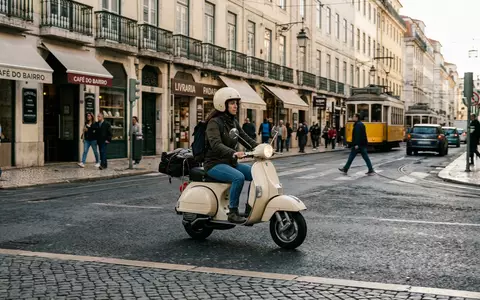 Fotorealistische Aufnahme von Motorroller auf der Straße zum Thema Vespa Primavera, ISIN IT0003073266, natuerliches Licht - Foto: THN