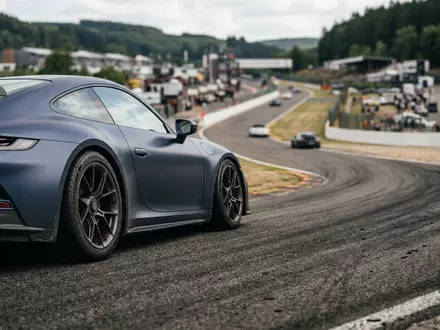 Fotorealistische Aufnahme von Hochleistungsreifen auf der Rennstrecke zum Thema Pirelli P Zero, ISIN IT0004623051 - Foto: THN