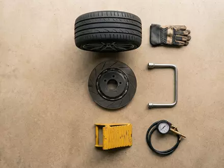 Flatlay-Arrangement rund um Hochleistungsreifen zum Thema Pirelli P Zero, ISIN IT0004623051, weiches Oberlicht - Foto: THN