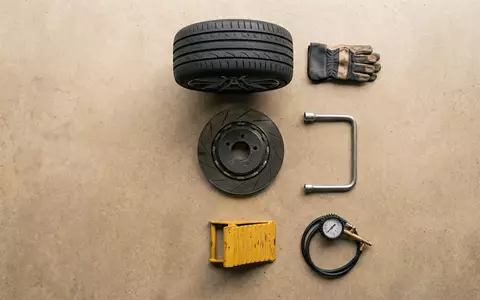 Flatlay-Arrangement rund um Hochleistungsreifen zum Thema Pirelli P Zero, ISIN IT0004623051, weiches Oberlicht - Foto: THN