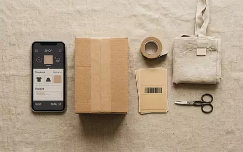 Flatlay-Arrangement rund um Einkaufs-Smartphone zum Thema Temu App, ISIN US72352L1061, weiches Oberlicht - Foto: THN