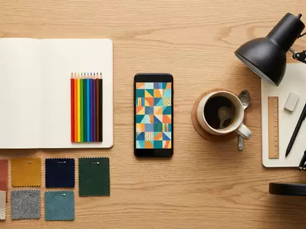 Flatlay-Arrangement rund um Kreativ-Smartphone zum Thema Pinterest App, ISIN US72919P2020, weiches Oberlicht - Foto: THN