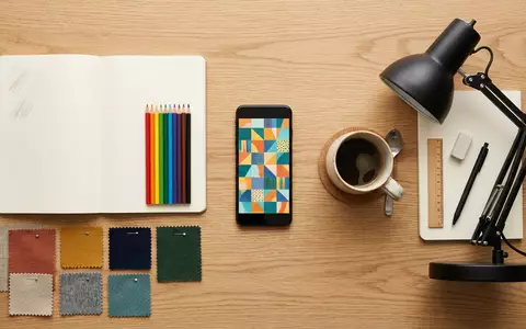 Flatlay-Arrangement rund um Kreativ-Smartphone zum Thema Pinterest App, ISIN US72919P2020, weiches Oberlicht - Foto: THN