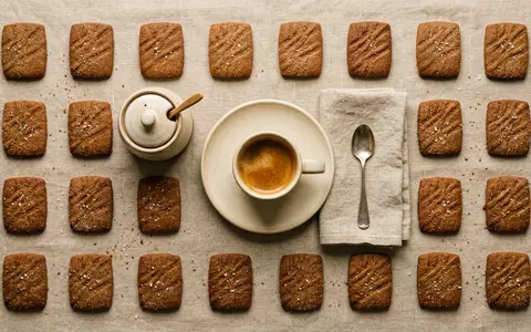 Flatlay-Arrangement rund um Karamellkekse zum Thema Lotus Biscoff, ISIN BE0003604155, weiches Oberlicht - Foto: THN