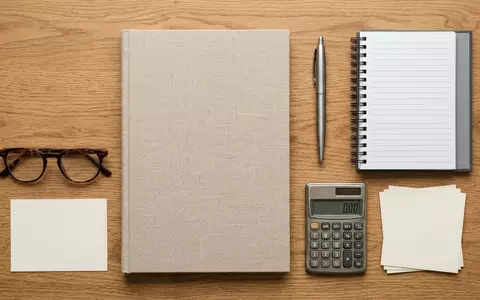Flatlay-Arrangement rund um Bankunterlagen zum Thema Lloyds Bank Konto, ISIN GB0008706128, weiches Oberlicht - Foto: THN