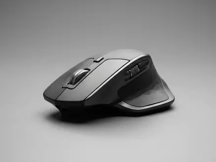 Fotorealistische Studioaufnahme von Computermaus zum Thema Logitech MX Master 3S, ISIN CH0025751329, klare Lichtfuehrung - Foto: THN