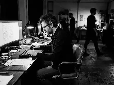 Schwarzweiss-Reportage mit Computermaus zum Thema Logitech MX Master 3S, ISIN CH0025751329, hoher Kontrast - Foto: THN